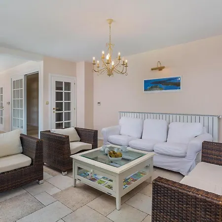 Beautiful Home In Pula With House Sea View Holiday home *