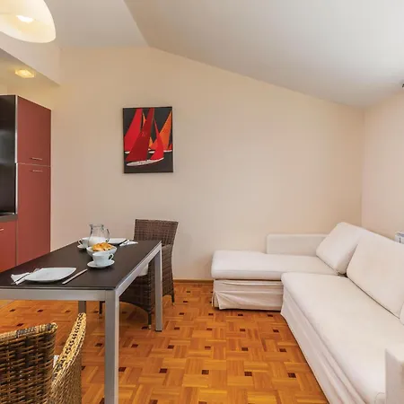 Beautiful Home In Pula With House Sea View Holiday home *