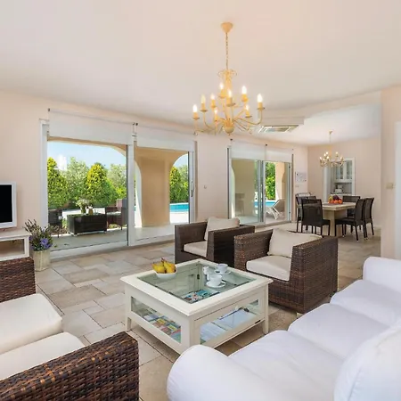 בית נופש Gorgeous Home In Pula *