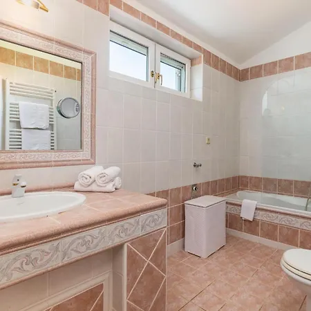 בית נופש Gorgeous Home In Pula *