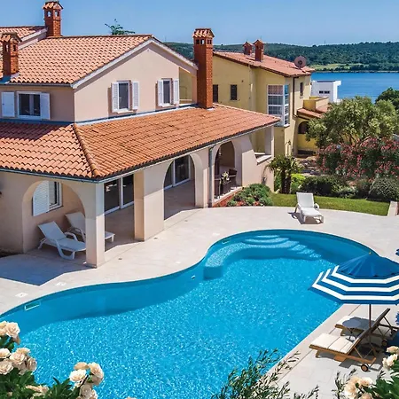Beautiful Home In Pula With House Sea View Holiday home *