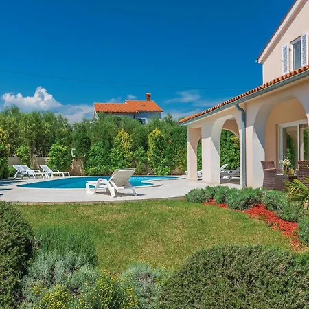 Gorgeous Home In Pula בית נופש
