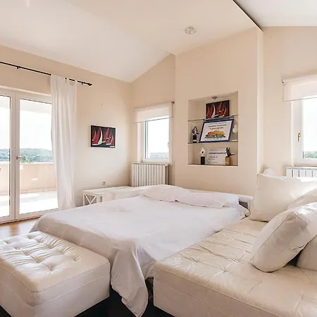 Beautiful Home In Pula With House Sea View Holiday home *