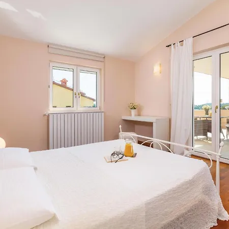 Beautiful Home In Pula With House Sea View Holiday home Pula