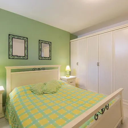 Gorgeous Home In Pula בית נופש