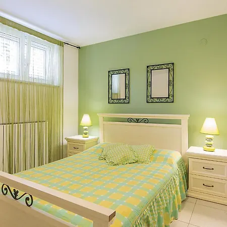 בית נופש Gorgeous Home In Pula *